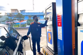 Chiều 3-4, giá xăng gần chạm mốc 21.000 đồng/lít