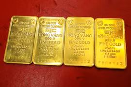 Cuối tuần, giá vàng tiếp tục tiến đến mốc 160 triệu đồng/lượng