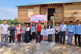 Bàn giao nhà “Chữ thập đỏ” cho học sinh khó khăn tại huyện Krông Pa
