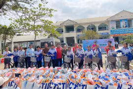 Khánh thành hệ thống lọc nước và tặng quà cho học sinh huyện Phú Thiện