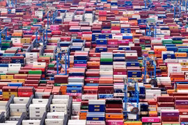 Cảng hàng hóa ở Sơn Đông, Trung Quốc. Ảnh: THX/TTXVN