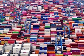 Cảng hàng hóa ở Sơn Đông, Trung Quốc. Ảnh: THX/TTXVN