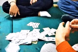 Tụ tập đánh bạc, 4 đối tượng bị khởi tố