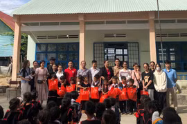 Tặng quà cho 680 người nghèo và học sinh khó khăn huyện Chư Sê và Kông Chro