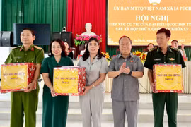 Đồng chí Châu Ngọc Tuấn-Phó Bí thư Tỉnh ủy, Trưởng Đoàn đại biểu Quốc hội tỉnh tặng quà cho Đảng ủy, HĐND, UBND, Công an xã, Đồn Biên phòng xã Ia Púch. Ảnh: Vũ Thảo