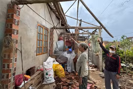 Lốc xoáy bất ngờ làm 10 ngôi nhà ở phường Bình Định bị tốc mái
