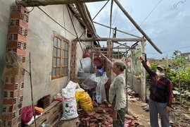 Lốc xoáy bất ngờ làm 10 ngôi nhà ở phường Bình Định bị tốc mái