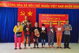 Trao 56 suất quà hỗ trợ các hộ nghèo, hộ khó khăn tại phường Hội Thương