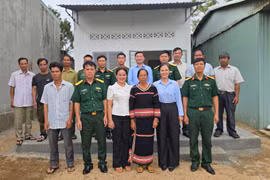 Bàn giao nhà tình nghĩa do Chủ tịch UBND tỉnh Rah Lan Chung hỗ trợ xây dựng tại làng Ia Lang