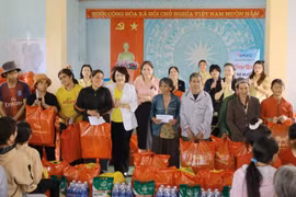 Gia Lai: Trao 100 suất quà cho người dân làng Kret Krot