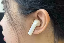 Đeo tai nghe khi điều khiển xe máy tham gia giao thông sẽ bị phạt đến 14 triệu đồng