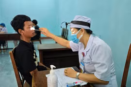 Khám sức khỏe nghĩa vụ quân sự và nghĩa vụ Công an nhân dân cho hơn 1.000 công dân của 7 xã, phường.