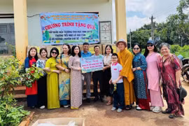 Tặng nhiều phần quà cho người nghèo và học sinh khó khăn huyện Chư Sê