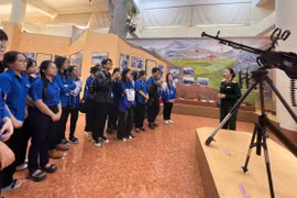 Trường THPT chuyên Hùng Vương trải nghiệm thực tế tại Quân đoàn 34