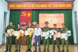 Xã Ia Le: Khen thưởng đột xuất 6 cá nhân trong đấu tranh phòng-chống tội phạm về ma túy