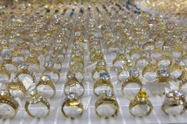 Giá vàng tiếp tục bật tăng, neo cao ở mức 128 triệu đồng/lượng