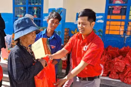 Tặng 200 suất quà cho người nghèo, khó khăn xã Sró