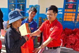 Tặng 200 suất quà cho người nghèo, khó khăn xã Sró