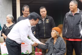 Phó Chủ tịch Thường trực UBND tỉnh Nguyễn Tuấn Thanh thăm hỏi bà Rơ Châm Bop, người có công với cách mạng ở xã Ia Khươl.