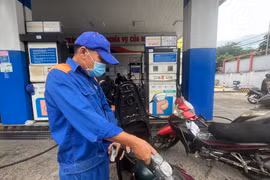 Giá xăng ngày 25-9 đồng loạt giảm. Ảnh: P.V