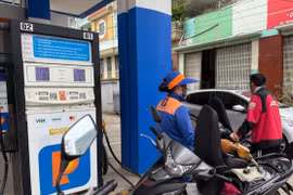 Theo điều hành của Liên bộ Công Thương-Tài chính, từ chiều 11-12, giá xăng, dầu đồng loạt giảm. Trong đó, giá xăng RON 95-III về sát mốc 20.000 đồng/lít.