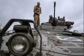 Một binh lính Ukraine chiến đấu ở Donetsk. Ảnh: Reuters