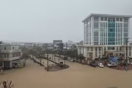 Đoạn đường Điện Biên Phủ trước chung cư Ecolife chìm trong biển nước. Ảnh: P.V