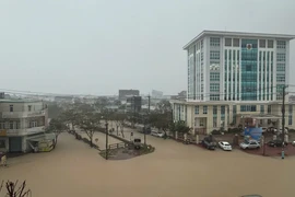 Đoạn đường Điện Biên Phủ trước chung cư Ecolife chìm trong biển nước. Ảnh: P.V