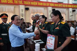 Chủ tịch UBND tỉnh Phạm Anh Tuấn tặng quà cho các Anh hùng lực lượng vũ trang nhân dân tại buổi lễ.