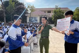 Tuyên truyền an toàn giao thông, an ninh mạng cho hơn 400 học sinh Trường THPT Trần Quốc Tuấn