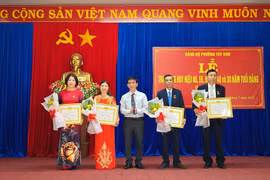 Pleiku và Ayun Pa: Có 232 đảng viên được tặng huy hiệu Đảng nhân dịp sinh nhật Bác