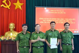Khen thưởng Tổ điều tra khu vực 4 đấu tranh hiệu quả với các loại tội phạm
