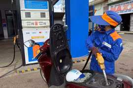 Giá xăng, dầu cùng tăng từ 540-1.320 đồng/lít