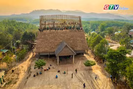 Người dân làng Kon Sơ Lăl chung tay lợp mái nhà rông