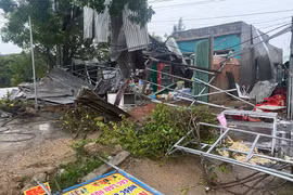 Đak Pơ: Mưa lớn kèm gió lốc làm tốc mái 38 căn nhà