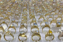 Vàng trong nước bất ngờ lập đỉnh mới với 137,3 triệu đồng/lượng. Ảnh: P.V