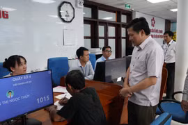 Phó Chủ tịch Thường trực HĐND tỉnh Trương Văn Đạt kiểm tra việc vận hành chính quyền mới tại phường Bồng Sơn