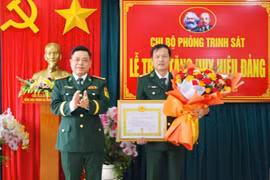 Trao Huy hiệu 30 năm tuổi Đảng cho Chỉ huy trưởng và Phó Chỉ huy trưởng Bộ Chỉ huy Bộ đội Biên phòng tỉnh