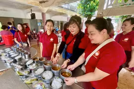 Trao 150 suất cơm cho bệnh nhân tại Bệnh viện Phong-Da liễu Trung ương Quy Hòa