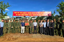 Lãnh đạo phường Pleiku thăm, tặng quà động viên cán bộ, chiến sĩ Sư đoàn 2 tham gia dọn dẹp bờ kè suối Hội Phú.