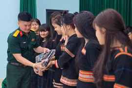 Pleiku: Tặng 30 bộ trang phục truyền thống cho Câu lạc bộ Bảo tồn âm nhạc dân gian Tây Nguyên