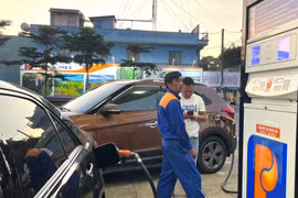 Giá xăng chiều 5-6 tăng nhẹ, RON 95-III gần 19.700 đồng/lít