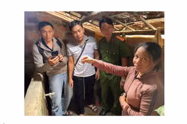 Nguyễn Thị Hồng Ân giao sợi dây chuyền cướp được cất giấu tại nhà cho Công an xã Ân Tường.