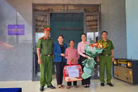 Trung đoàn Cảnh sát cơ động Tây Nguyên bàn giao nhà cho hộ khó khăn tại phường Chi Lăng