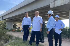 Phó Chủ tịch UBND tỉnh Dương Mah Tiệp (giữa, hàng đầu) kiểm tra công tác phòng-chống thiên tai năm 2025 tại Tuy Phước Đông. Ảnh: Xuân Định