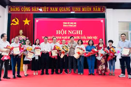 Báo Gia Lai trao quyết định nghỉ hưu cho 12 cán bộ, viên chức theo Nghị định số 178 và Nghị định số 67