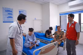 Thăm và hỗ trợ cho các nạn nhân bị tai nạn giao thông tại Chư Prông