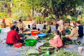 Người dân xã Gào đóng góp nhu yếu phẩm và hơn 100 triệu đồng ủng hộ vùng mưa lũ