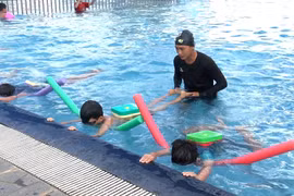 Trao giấy chứng nhận hoàn thành khóa bơi cơ bản cho 53 em thiếu nhi khó khăn
