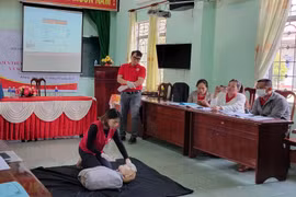 Tập huấn kiến thức an toàn giao thông và kỹ năng sơ-cấp cứu cho tình nguyện viên Chữ thập đỏ huyện Kbang